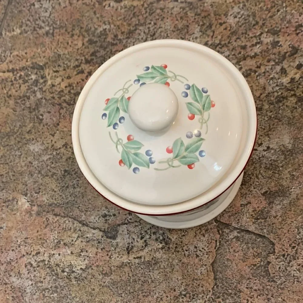 Jay import Company Christmas Holly Berrie Fruit Storage Canister Secure Knob Lid